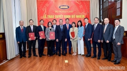 Thứ trưởng Ngoại giao Đặng Minh Khôi trao quyết định điều động cán bộ cấp Vụ