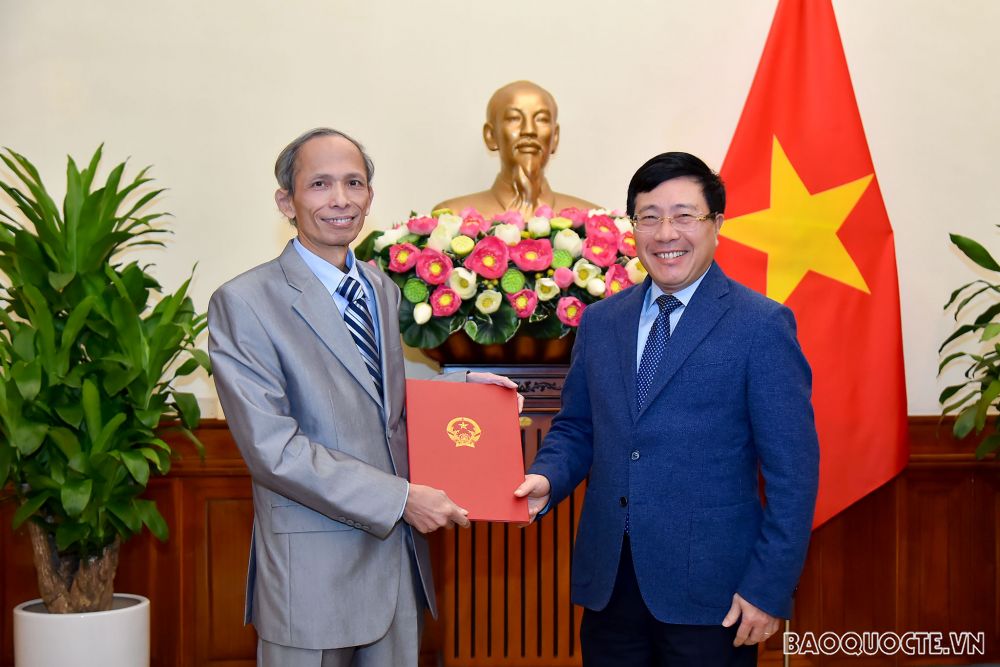 Phó Thủ tướng, Bộ trưởng Ngoại giao Phạm Bình Minh đã trao quyết định tiếp nhận và điều động ông Đặng Xuân Dũng, nguyên Đại sứ đặc mệnh toàn quyền Việt Nam tại Argentina, hết nhiệm kỳ về nước, giữ chức Vụ trưởng Vụ Thi đua - Khen thưởng và Truyền thống ngoại giao.