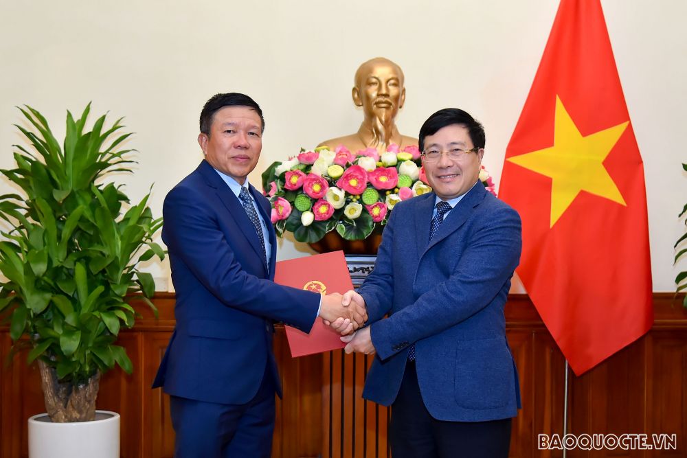 Phó Thủ tướng, Bộ trưởng Ngoại giao Phạm Bình Minh đã trao quyết định bổ nhiệm ông Đinh Đức Đông, Vụ trưởng - Chánh Văn phòng, Ủy ban Nhà nước về người Việt Nam ở nước ngoài, Bộ Ngoại giao, giữ chức Tổng Lãnh sự Việt Nam tại Ekateriburg, Liên bang Nga, thay ông Ngô Phương Nghị, Tổng Lãnh sự, hết nhiệm kỳ.