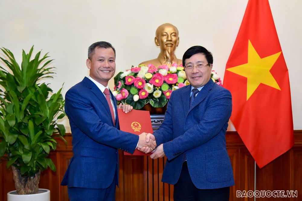 Phó Thủ tướng, Bộ trưởng Ngoại giao Phạm Bình Minh đã trao quyết định bổ nhiệm ông Nguyễn Đăng Thắng, Vụ trưởng, Bộ phận chính sách và pháp lý, Ủy ban Nhà nước về người Việt Nam ở nước ngoài, giữ chức Tổng Lãnh sự Việt Nam tại Sydney, Australia, thay ông Trịnh Đức Hải, Tổng Lãnh sự, hết nhiệm kỳ.