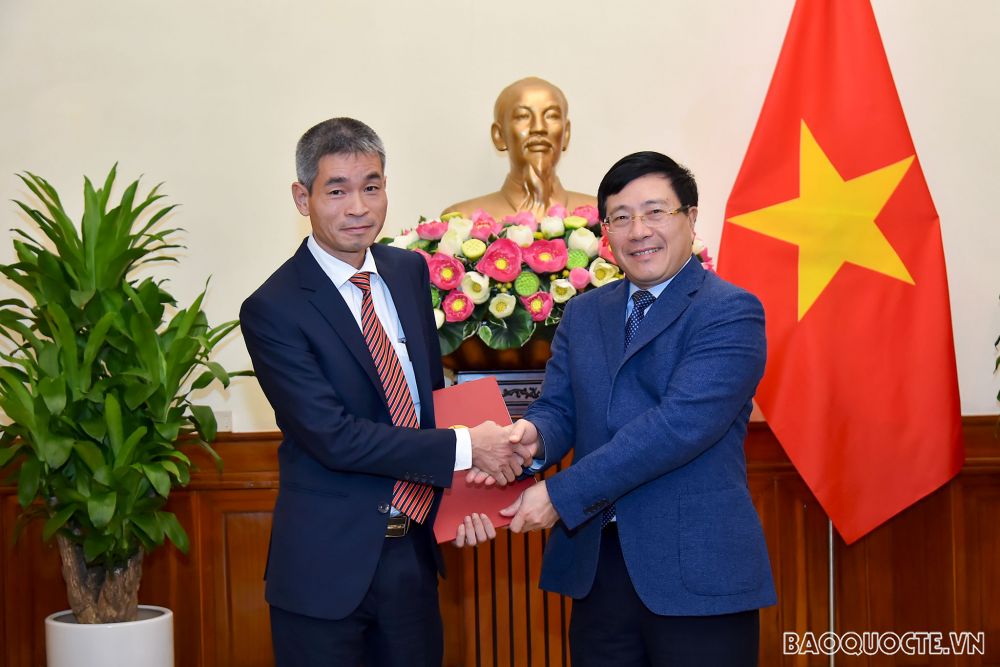 Phó Thủ tướng, Bộ trưởng Ngoại giao Phạm Bình Minh đã trao quyết định bổ nhiệm ông Chu Đức Dũng, Phó Cục trưởng, Cục Phục vụ Ngoại giao đoàn, Bộ Ngoại giao, giữ chức Tổng Lãnh sự Việt Nam tại Khòn Khèn, Thái Lan, thay ông Hoàng Ngọc Sơn, Tổng Lãnh sự, hết nhiệm kỳ.