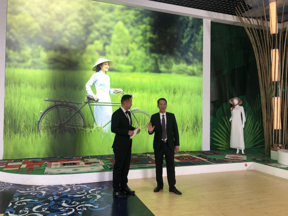 Đồng chí Tổng Lãnh sự Nguyễn Trung Hiếu tham gia buổi truyền hình trực tiếp tại Gian hàng hình tượng quốc gia Việt Nam ngày 12/12.