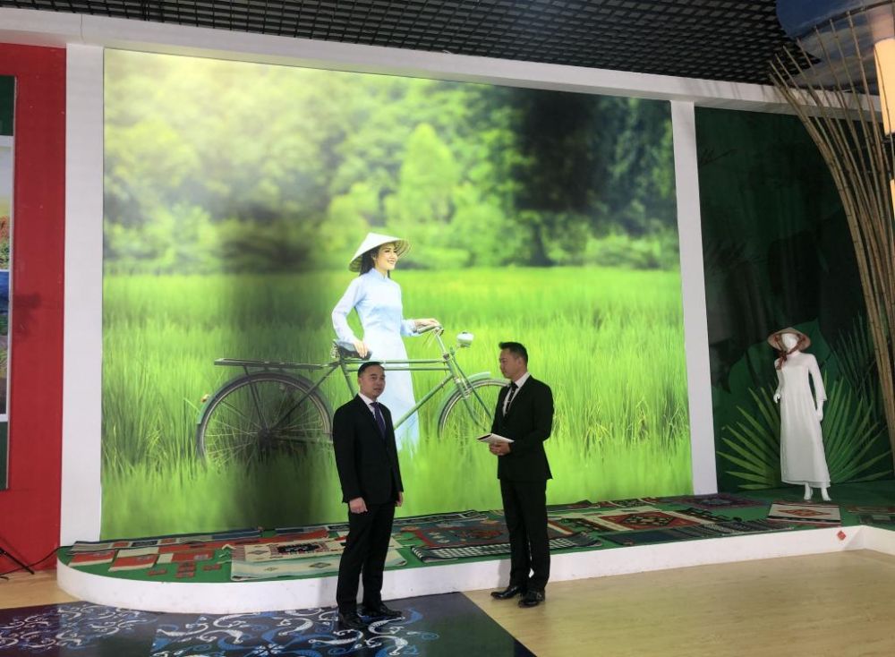 Tham tán Thương mại Việt Nam tại Bắc Kinh Đào Việt Anh phát biểu tại buổi truyền hình trực tiếp tại Gian hàng biểu tượng quốc gia Việt Nam ngày 12/12.