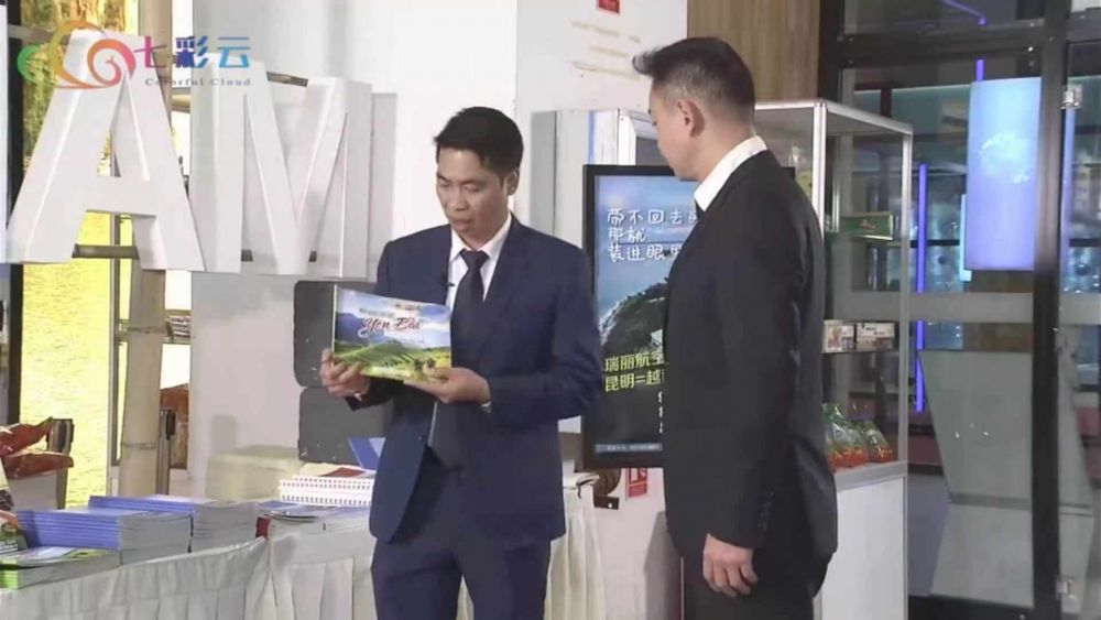 Đồng chí Lãnh sự Trịnh Quốc Nghị giới thiệu các địa điểm du lịch nổi tiếng tại Gian hàng hình tượng quốc gia Việt Nam.