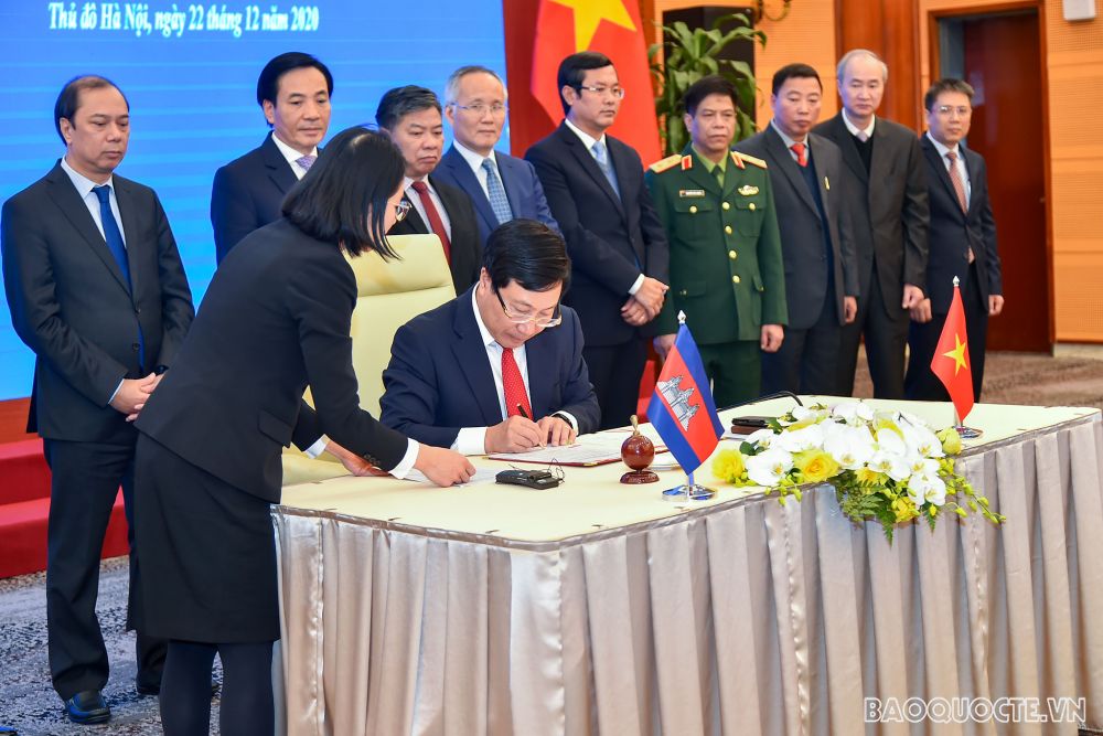 Hai văn kiện pháp lý ghi nhận thành quả phân giới cắm mốc biên giới đất liền Việt Nam-Campuchia chính thức có hiệu lực