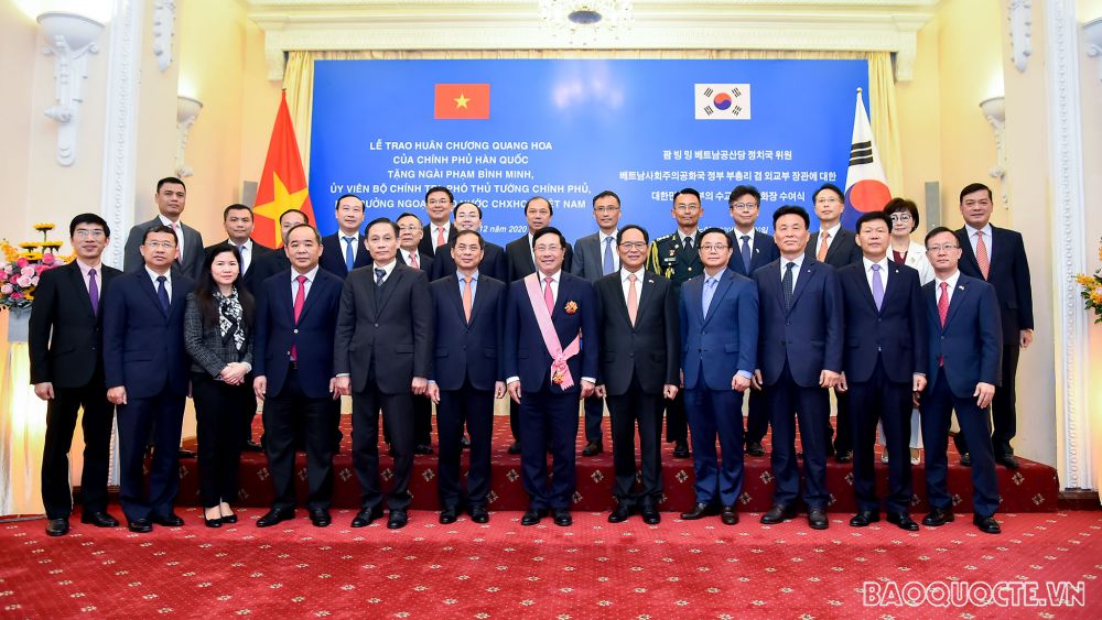 Hàn Quốc trao Huân chương Quang Hoa cho Phó Thủ tướng Phạm Bình Minh Hàn Quốc trao Huân chương Quang Hoa cho Phó Thủ tướng Phạm Bình Minh