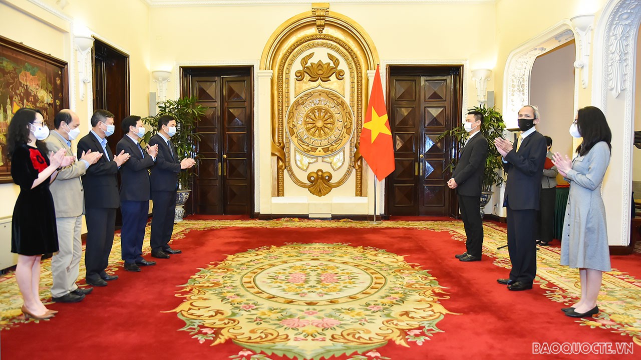 Tham dự buổi lễ có Thứ trưởng Ngoại giao Đặng Hoàng Giang, các đơn vị có liên quan của Bộ Ngoại giao và đại diện lãnh đạo Ban Thi đua, khen thưởng Trung ương.