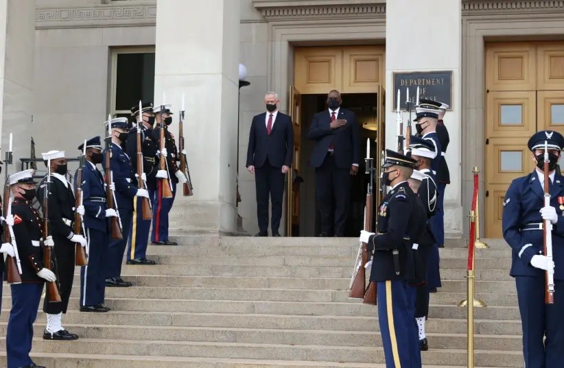 Bộ trưởng Quốc phòng Benny Gantz và Bộ trưởng Quốc phòng Mỹ Lloyd Austin gặp nhau bên ngoài Lầu Năm Góc, ngày 9/12. (Nguồn: Bộ Quốc phòng Mỹ) Bộ trưởng Quốc phòng Benny Gantz và Bộ trưởng Quốc phòng Mỹ Lloyd Austin gặp nhau bên ngoài Lầu Năm Góc, ngày 9/12. (Nguồn: Bộ Quốc phòng Mỹ)