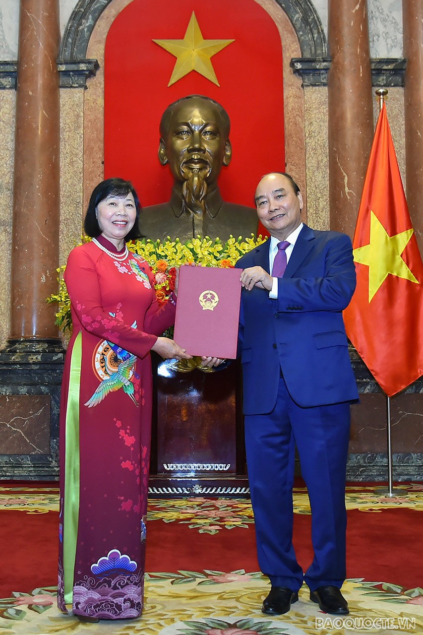 Toàn cảnh Chủ tịch nước Nguyễn Xuân Phúc trao quyết định phong hàm Đại sứ qua ảnh