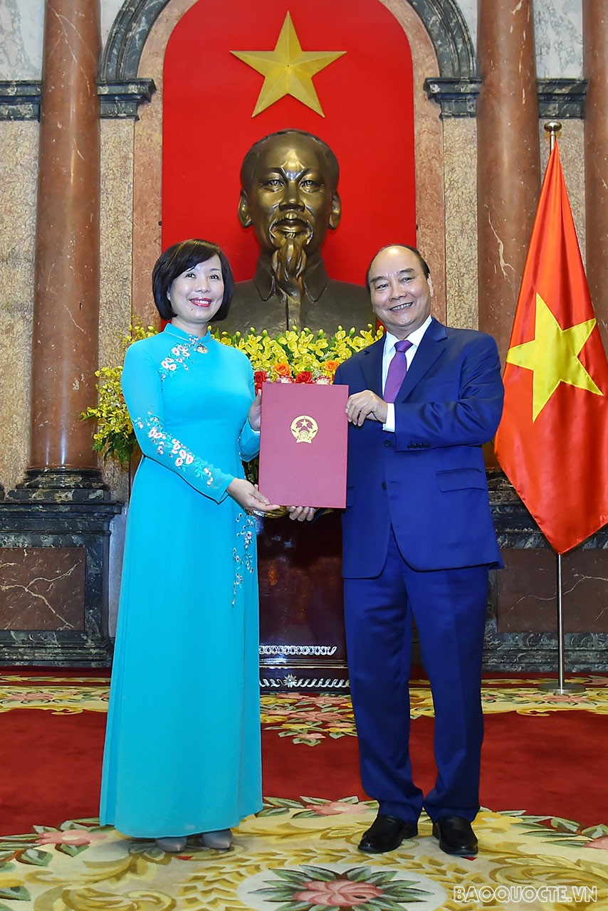 Toàn cảnh Chủ tịch nước Nguyễn Xuân Phúc trao quyết định phong hàm Đại sứ qua ảnh