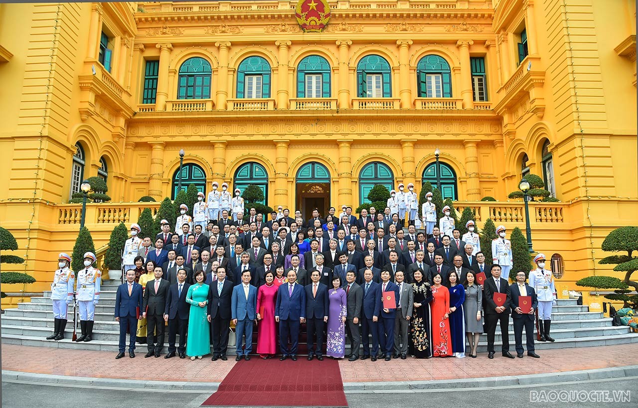 Chủ tịch nước Nguyễn Xuân Phúc trao quyết định phong hàm Đại sứ và gặp mặt các Đại sứ tham dự Hội nghị ngoại giao 31