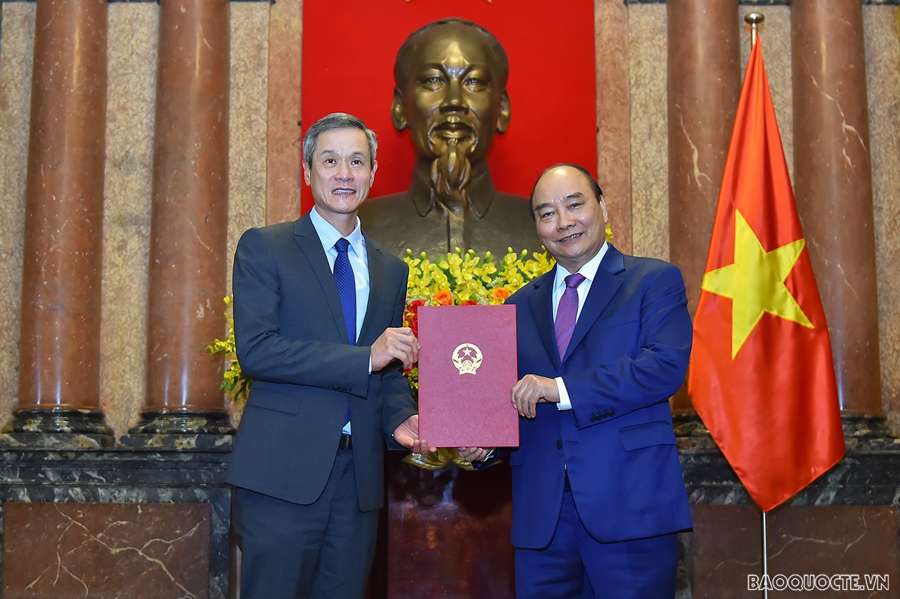 Chủ tịch nước Nguyễn Xuân Phúc trao Quyết định cho ông Nguyễn Minh Vũ, Đại sứ đặc mệnh toàn quyền nước Cộng hòa xã hội chủ nghĩa Việt Nam tại nước Cộng hòa Liên bang Đức, được phong hàm Đại sứ bậc I.