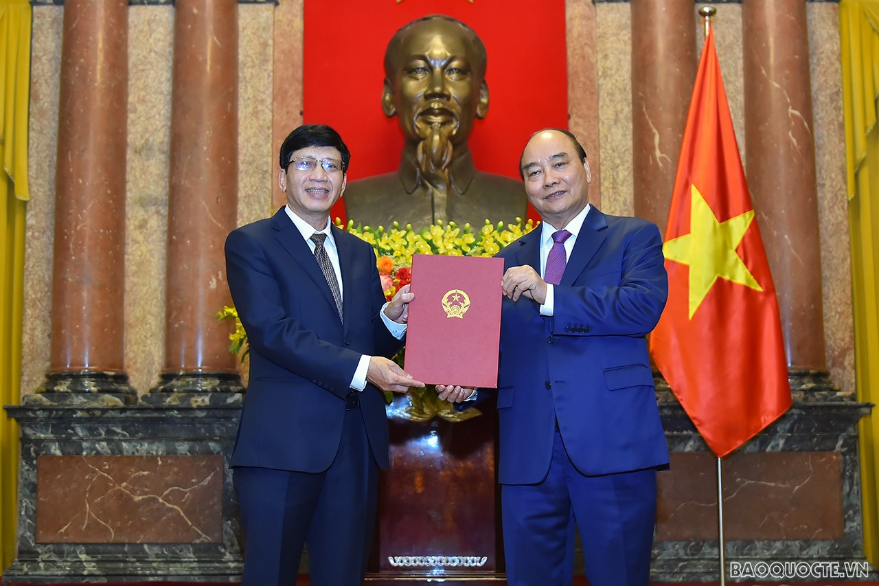 Toàn cảnh Chủ tịch nước Nguyễn Xuân Phúc trao quyết định phong hàm Đại sứ qua ảnh