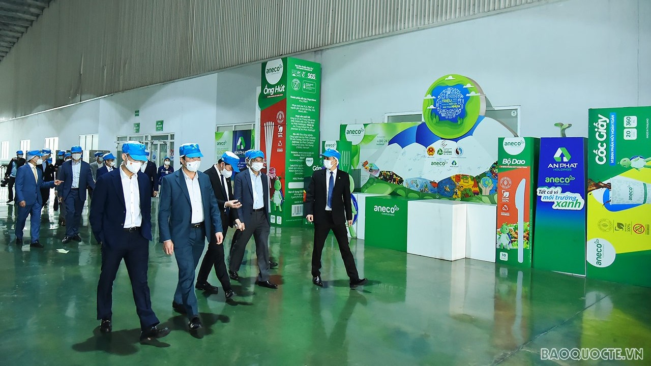 Đoàn Trưởng cơ quan đại diện Việt Nam ở nước ngoài nhiệm kỳ 2021-2024 thăm, làm việc tại Tập đoàn An Phát Holdings và Gốm Chu Đậu