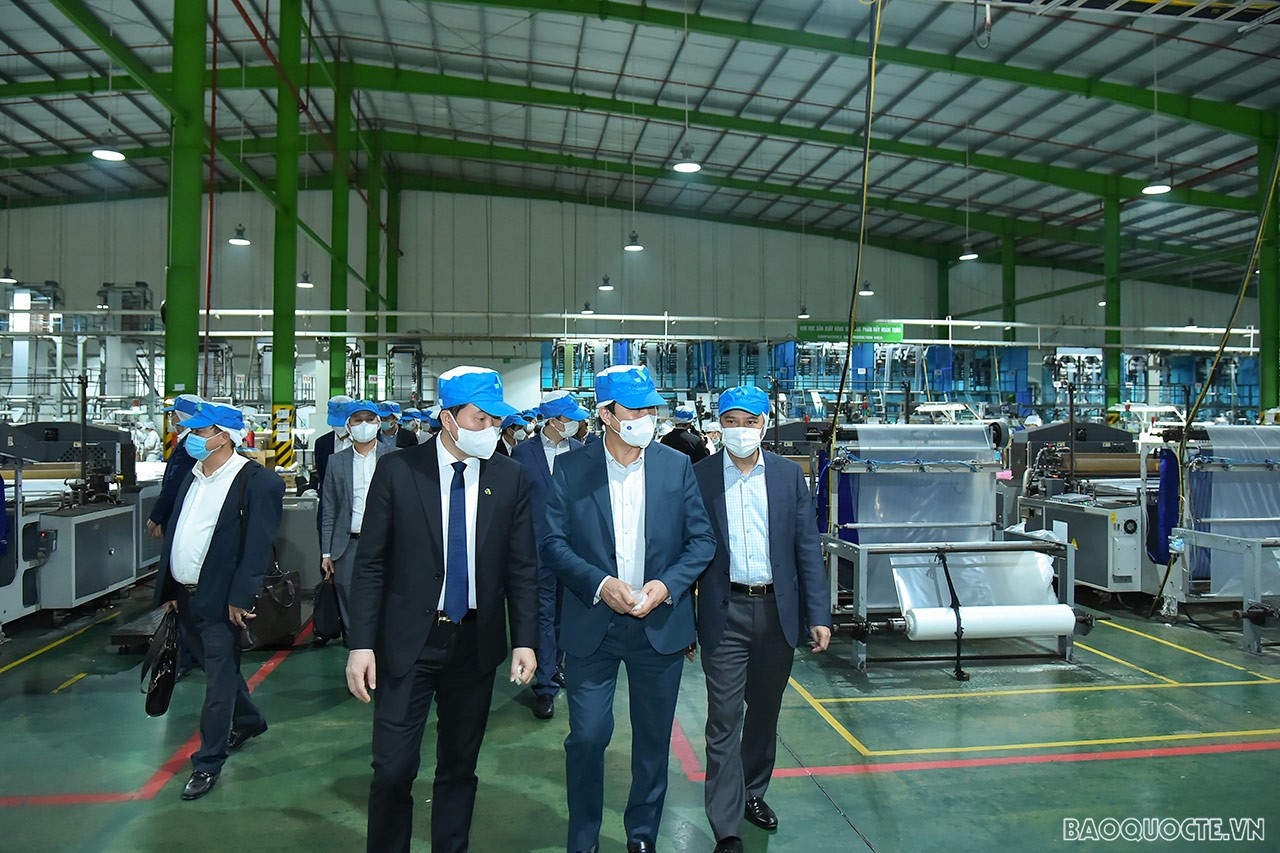 Đoàn Trưởng cơ quan đại diện Việt Nam ở nước ngoài nhiệm kỳ 2021-2024 thăm, làm việc tại Tập đoàn An Phát Holdings và Gốm Chu Đậu