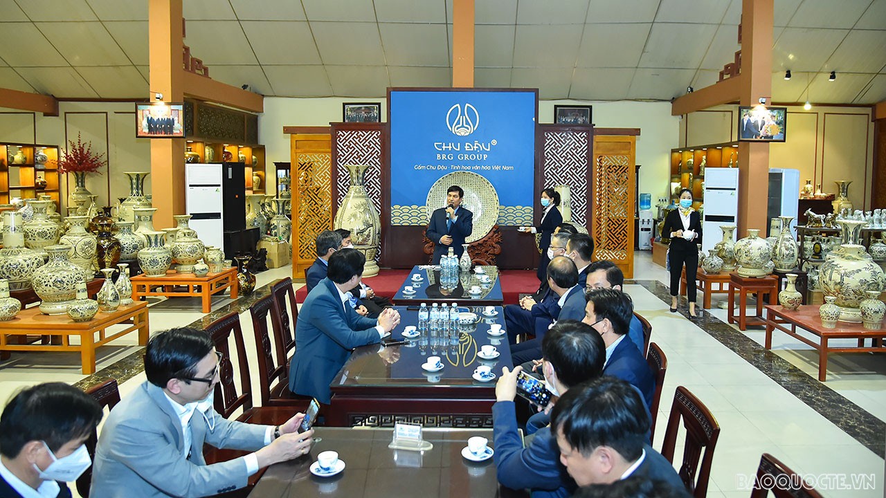 Đoàn Trưởng cơ quan đại diện Việt Nam ở nước ngoài nhiệm kỳ 2021-2024 thăm, làm việc tại Tập đoàn An Phát Holdings và Gốm Chu Đậu