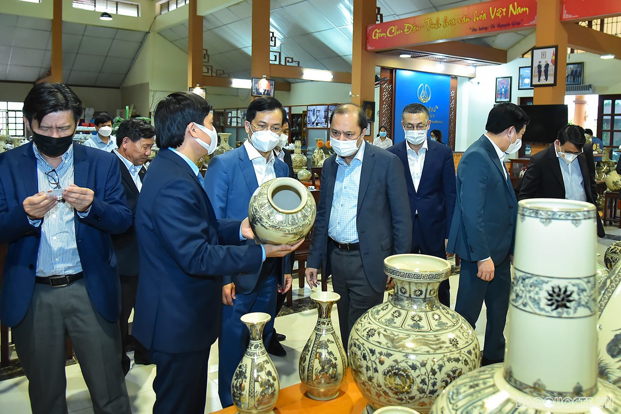 Đoàn Trưởng cơ quan đại diện Việt Nam ở nước ngoài nhiệm kỳ 2021-2024 thăm, làm việc tại Tập đoàn An Phát Holdings và Gốm Chu Đậu