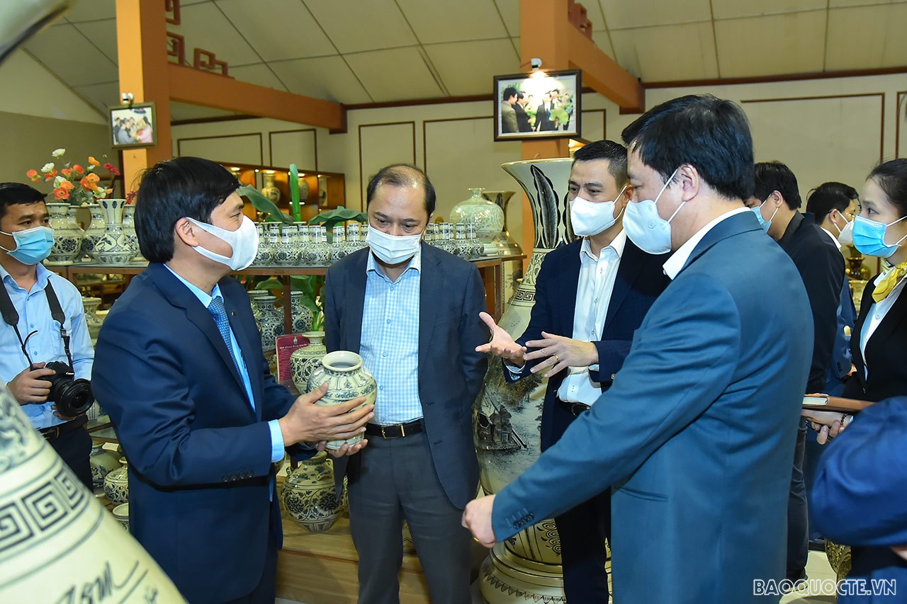Đoàn Trưởng cơ quan đại diện Việt Nam ở nước ngoài nhiệm kỳ 2021-2024 thăm, làm việc tại Tập đoàn An Phát Holdings và Gốm Chu Đậu