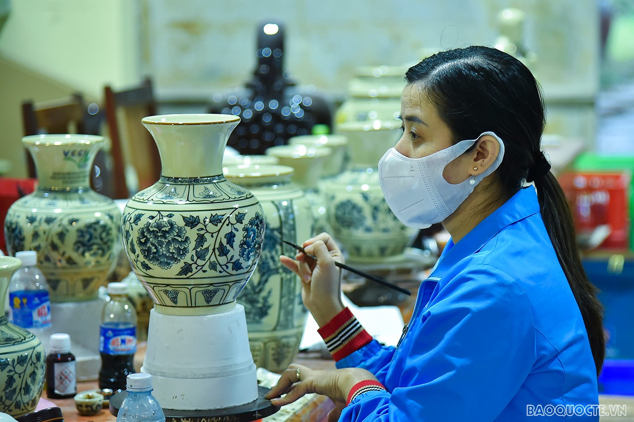 Đoàn Trưởng cơ quan đại diện Việt Nam ở nước ngoài nhiệm kỳ 2021-2024 thăm, làm việc tại Tập đoàn An Phát Holdings và Gốm Chu Đậu