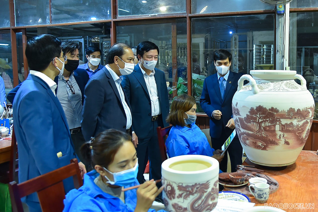 Đoàn Trưởng cơ quan đại diện Việt Nam ở nước ngoài nhiệm kỳ 2021-2024 thăm, làm việc tại Tập đoàn An Phát Holdings và Gốm Chu Đậu