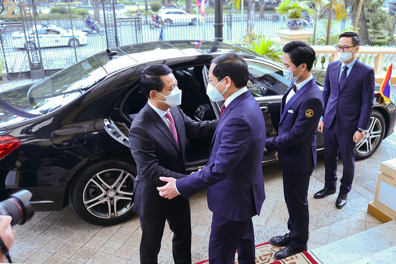 Nhận lời mời của Bộ trưởng Ngoại giao Bùi Thanh Sơn, Bộ trưởng Ngoại giao Lào Saleumxay Kommasith thăm chính thức và đồng chủ trì Tham vấn chính trị cấp Bộ trưởng Ngoại giao Việt Nam-Lào lần thứ 8 từ ngày 27-29/12. Nhận lời mời của Bộ trưởng Ngoại giao Bùi Thanh Sơn, Bộ trưởng Ngoại giao Lào Saleumxay Kommasith thăm chính thức và đồng chủ trì Tham vấn chính trị cấp Bộ trưởng Ngoại giao Việt Nam-Lào lần thứ 8 từ ngày 27-29/12.