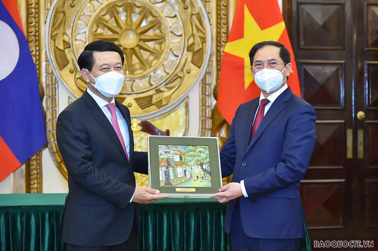 Mối quan hệ đó được lãnh đạo cấp cao của hai nước khẳng định, sẽ tiếp tục đưa mối quan hệ Việt Nam-Lào đi vào chiều sâu hơn nữa, hiệu quả hơn nữa, thực chất hơn nữa để đáp ứng nguyện vọng, lợi ích của nhân dân hai nước Việt Nam và Lào, đóng góp vào công cuộc xây dựng, phát triển, bảo vệ hòa bình, an ninh khu vực và trên thế giới. Mối quan hệ đó được lãnh đạo cấp cao của hai nước khẳng định, sẽ tiếp tục đưa mối quan hệ Việt Nam-Lào đi vào chiều sâu hơn nữa, hiệu quả hơn nữa, thực chất hơn nữa để đáp ứng nguyện vọng, lợi ích của nhân dân hai nước Việt Nam và Lào, đóng góp vào công cuộc xây dựng, phát triển, bảo vệ hòa bình, an ninh khu vực và trên thế giới.