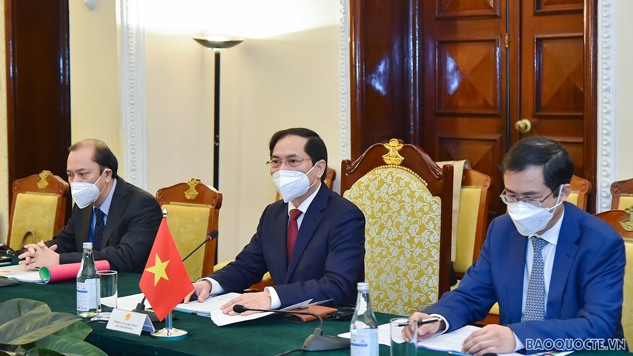 Đây là nền tảng vô cùng quan trọng, là một nhân tố quyết định để giúp cho mối quan hệ giữa hai nước Việt Nam-Lào tiếp tục phát triển. Đây là nền tảng vô cùng quan trọng, là một nhân tố quyết định để giúp cho mối quan hệ giữa hai nước Việt Nam-Lào tiếp tục phát triển.