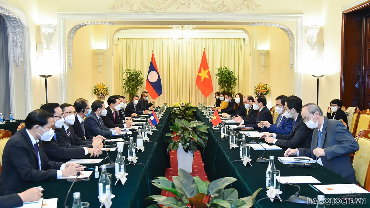 Trong năm 2021 do dịch bệnh Covid-19 lây lan rất phức tạp ở cả Việt Nam và Lào, những tình cảm giữa hai Đảng, hai Nhà nước và nhân dân hai nước nước luôn dành cho nhau sự quan tâm, giúp đỡ rất kịp thời và hiệu quả Trong năm 2021 do dịch bệnh Covid-19 lây lan rất phức tạp ở cả Việt Nam và Lào, những tình cảm giữa hai Đảng, hai Nhà nước và nhân dân hai nước nước luôn dành cho nhau sự quan tâm, giúp đỡ rất kịp thời và hiệu quả