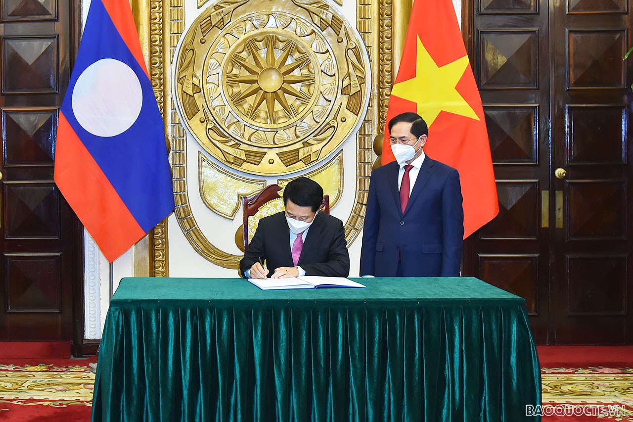 Đặc biệt, mới đây hai nước đã cùng nhất trí về chiến lược phát triển quan hệ đến năm 2030, một giai đoạn 10 năm với những biện pháp rất cụ thể và tin tưởng rằng, quan hệ Việt Nam-Lào sẽ ngày càng tốt đẹp. Đặc biệt, mới đây hai nước đã cùng nhất trí về chiến lược phát triển quan hệ đến năm 2030, một giai đoạn 10 năm với những biện pháp rất cụ thể và tin tưởng rằng, quan hệ Việt Nam-Lào sẽ ngày càng tốt đẹp.