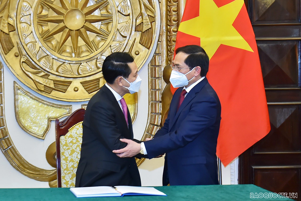 Cho đến hôm nay, mối quan hệ Việt Nam-Lào đã ngày càng đơm hoa kết trái, trở thành một mối quan hệ hợp tác toàn diện, sâu rộng, thực chất và hiệu quả. Cho đến hôm nay, mối quan hệ Việt Nam-Lào đã ngày càng đơm hoa kết trái, trở thành một mối quan hệ hợp tác toàn diện, sâu rộng, thực chất và hiệu quả.