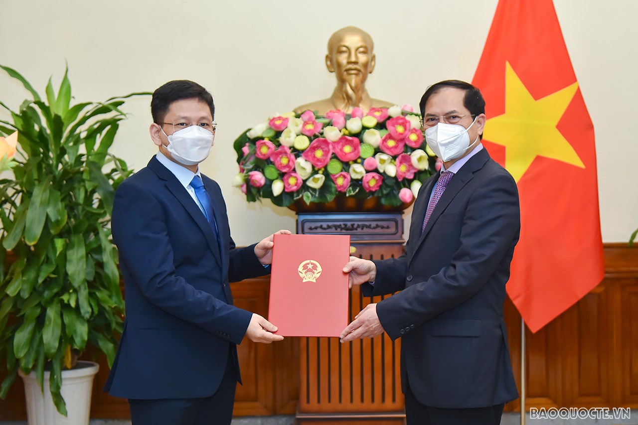 Ủy viên Trung ương Đảng, Bộ trưởng Ngoại giao Bùi Thanh Sơn trao quyết định bổ nhiệm ông Bùi Hà Nam, Quyền Vụ trưởng Vụ Trung Đông-châu Phi giữ chức Vụ trưởng Vụ Trung Đông-châu Phi.