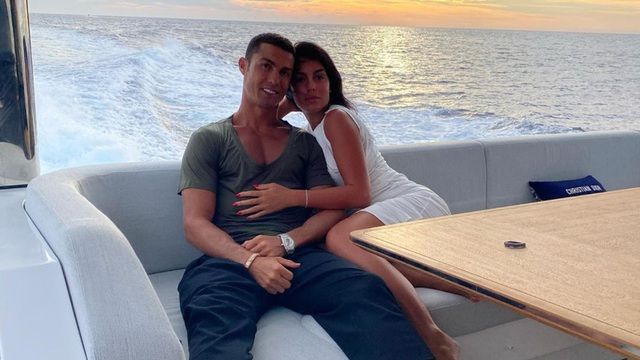 Bạn gái Ronaldo khoe nhẫn kim cương khủng