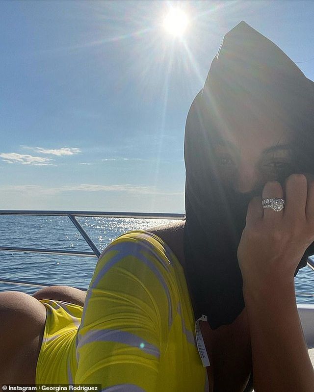 Bạn gái Ronaldo khoe nhẫn kim cương khủng