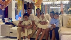 Bạn gái Cristiano Ronaldo khoe nhẫn kim cương khủng cùng thân hình 'nóng bỏng' dịp năm mới