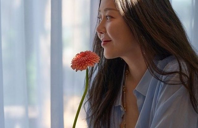 Ngôi sao 49 tuổi được khen trẻ đẹp và quyến rũ hơn tuổi. 