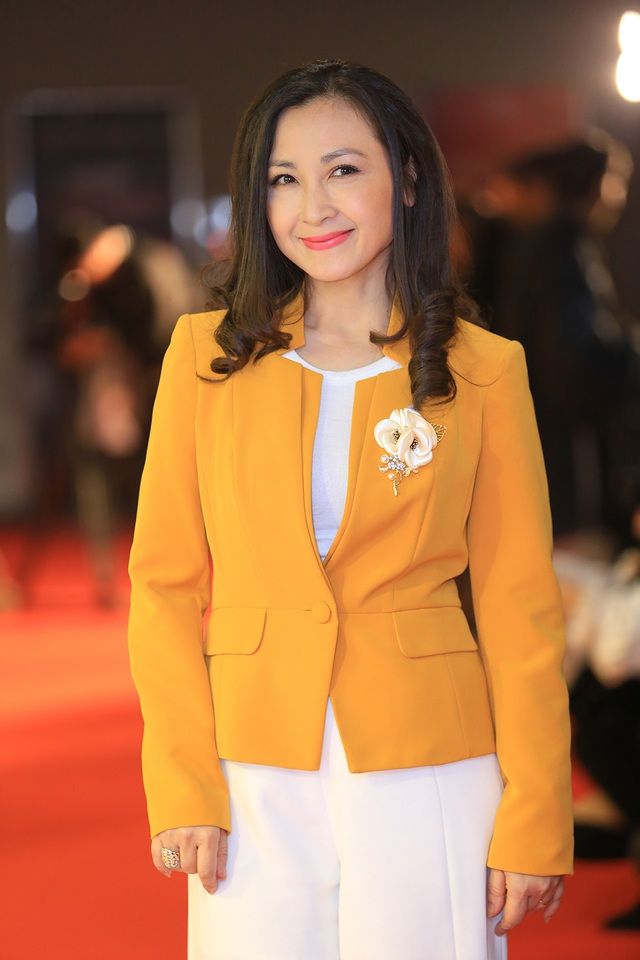 NSND Thu Hà đọ nhan sắc trẻ trung với NSƯT Chiều Xuân, Khánh Huyền