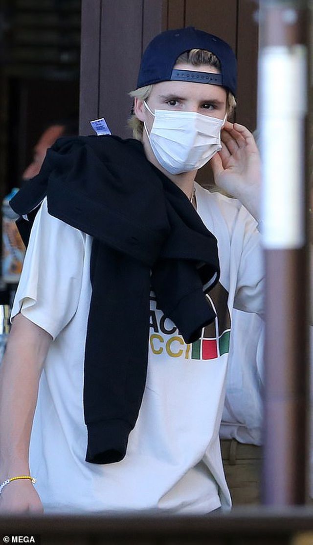 Gia đình Beckham nổi bật khi đi ăn trưa tại Miami