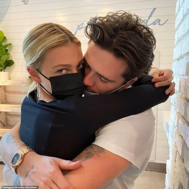 Gia đình Beckham nổi bật khi đi ăn trưa tại Miami