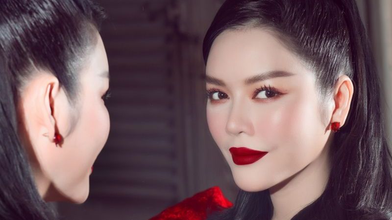 Lý Nhã Kỳ 'đẹp từng centimet' với màu đỏ quyền lực