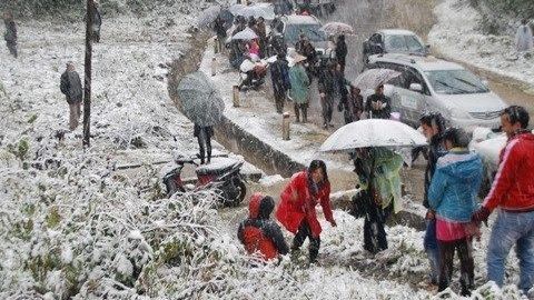 Thổn thức trước băng tuyết trắng muốt, du khách nườm nượp đổ về check-in