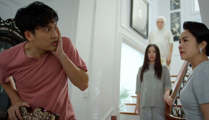 Hướng dương ngược nắng: Đình Tú hứng trọn 10 cái tát của NSND Thu Hà Hướng dương ngược nắng: Đình Tú hứng trọn 10 cái tát của NSND Thu Hà