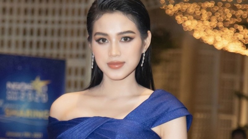 Hoa hậu Đỗ Thị Hà quyến rũ với đầm cắt xẻ táo bạo