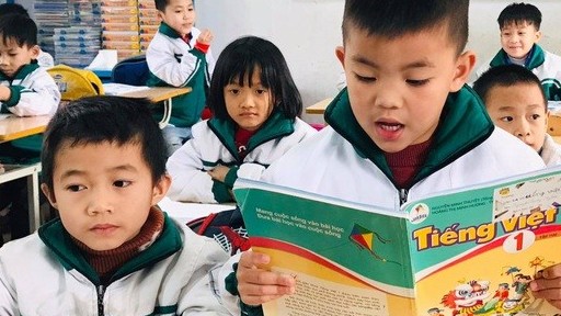 Sách giáo khoa mới lớp 1: Sau học kì I, học sinh đọc trơn tru, giáo viên đỡ 'ngạt thở'?
