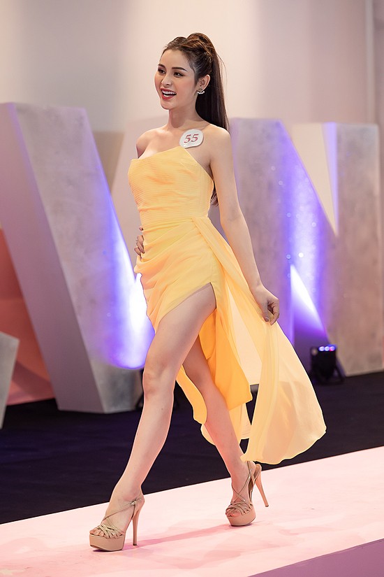 Tường Vi xuất hiện sexy, cuốn hút tại buổi sơ khảo Đại sứ hoàn mỹ - Hoa hậu Chuyển giới Việt Nam 2020. Ban giám khảo bày tỏ tình cảm yêu mến trước vẻ đẹp của Tường Vi. Trong đó, host Hương Giang thốt lên: 'Em ăn gì mà đẹp thế em ơi?' và cho rằng Tường Vi chính là hoa hậu nếu chỉ so gương mặt và không cần thi thố khả năng nào khác,