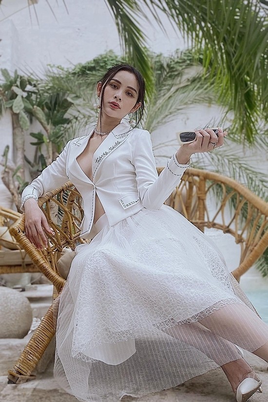 Đắk Nông năm nay 24 tuổi, cao 1,66 m, số đo 83-60-92 cm.