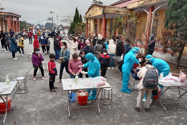 Hải Dương: Hàng trăm người đi xét nghiệm nhanh Covid-19