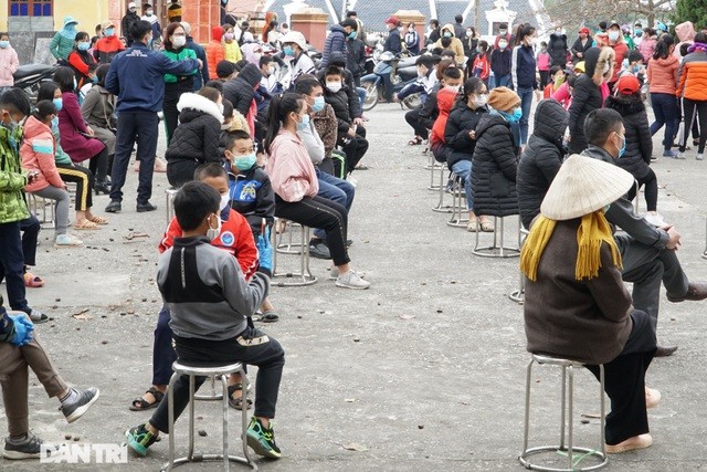 Hàng trăm người "nườm nượp" đi xét nghiệm nhanh Covid-19 ở Hải Dương