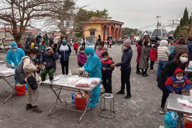 Hàng trăm người "nườm nượp" đi xét nghiệm nhanh Covid-19 ở Hải Dương