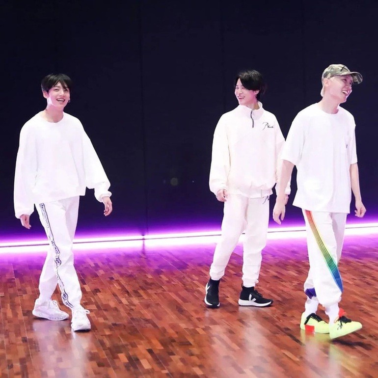 Các ngôi sao khắp thế giới làm gì trong ngày đầu năm mới 2022? Các ngôi sao khắp thế giới làm gì trong ngày đầu năm mới 2022?