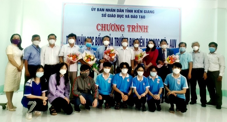 Trao tặng 41 suất học bổng du học Mỹ cho học sinh THPT tỉnh Kiên Giang
